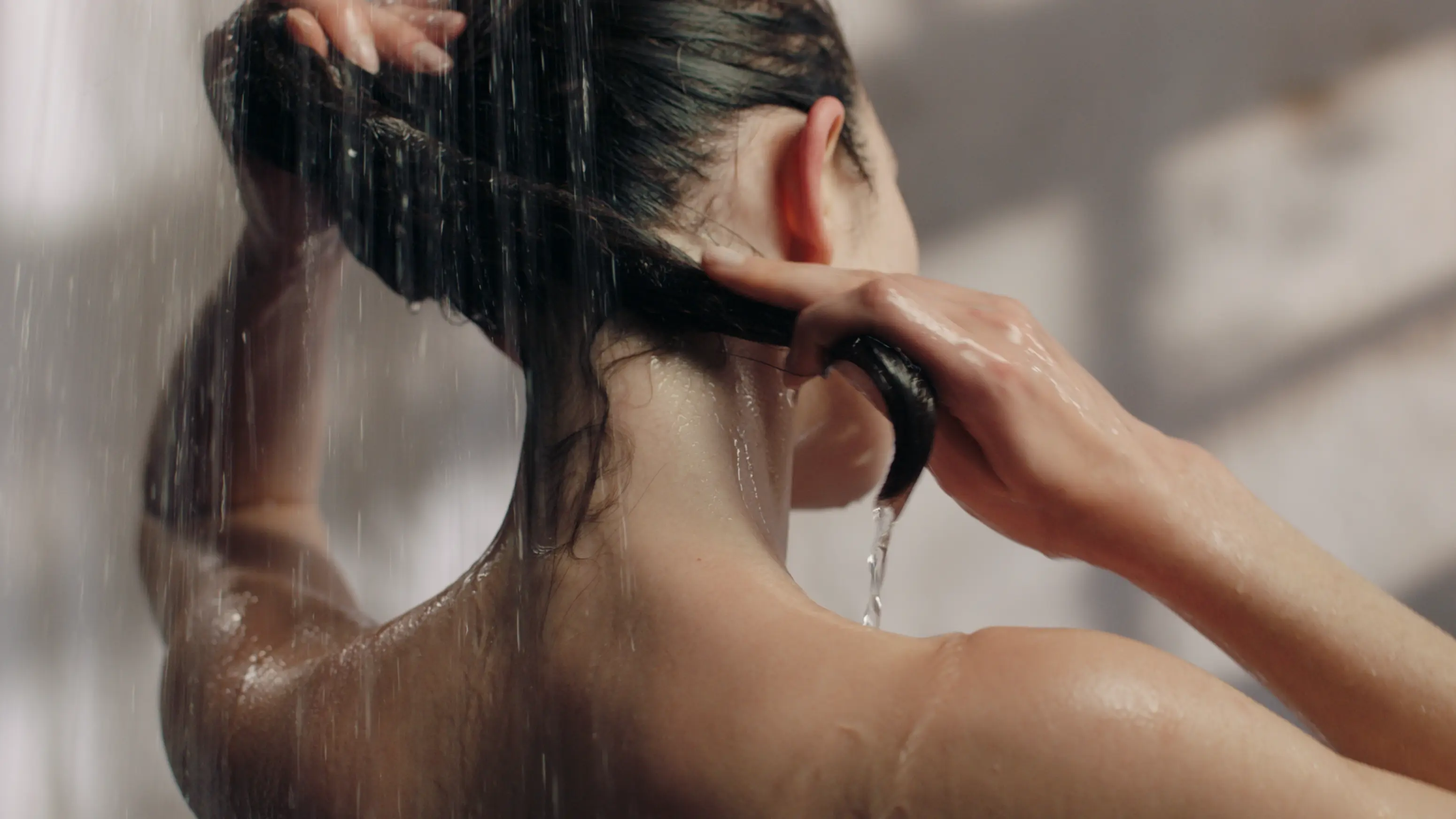 Spülen Sie Ihr Haar wie gewohnt aus und bewahren Sie das feste Shampoo an einem trockenen Ort auf.